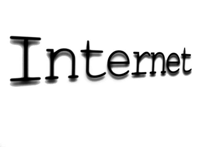 velkým nápisem napsaný „Internet“ na bílém pozadí