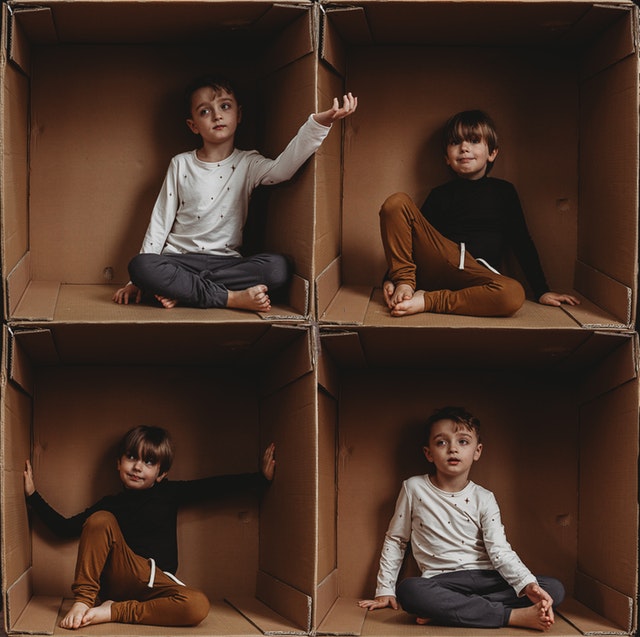 čtyři děti v krabici