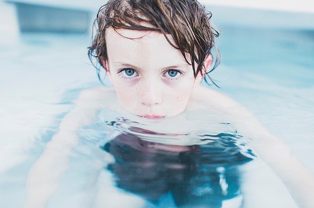 chlapec a bazén
